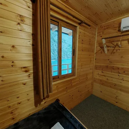 Riverside Komani Lake Room photo
