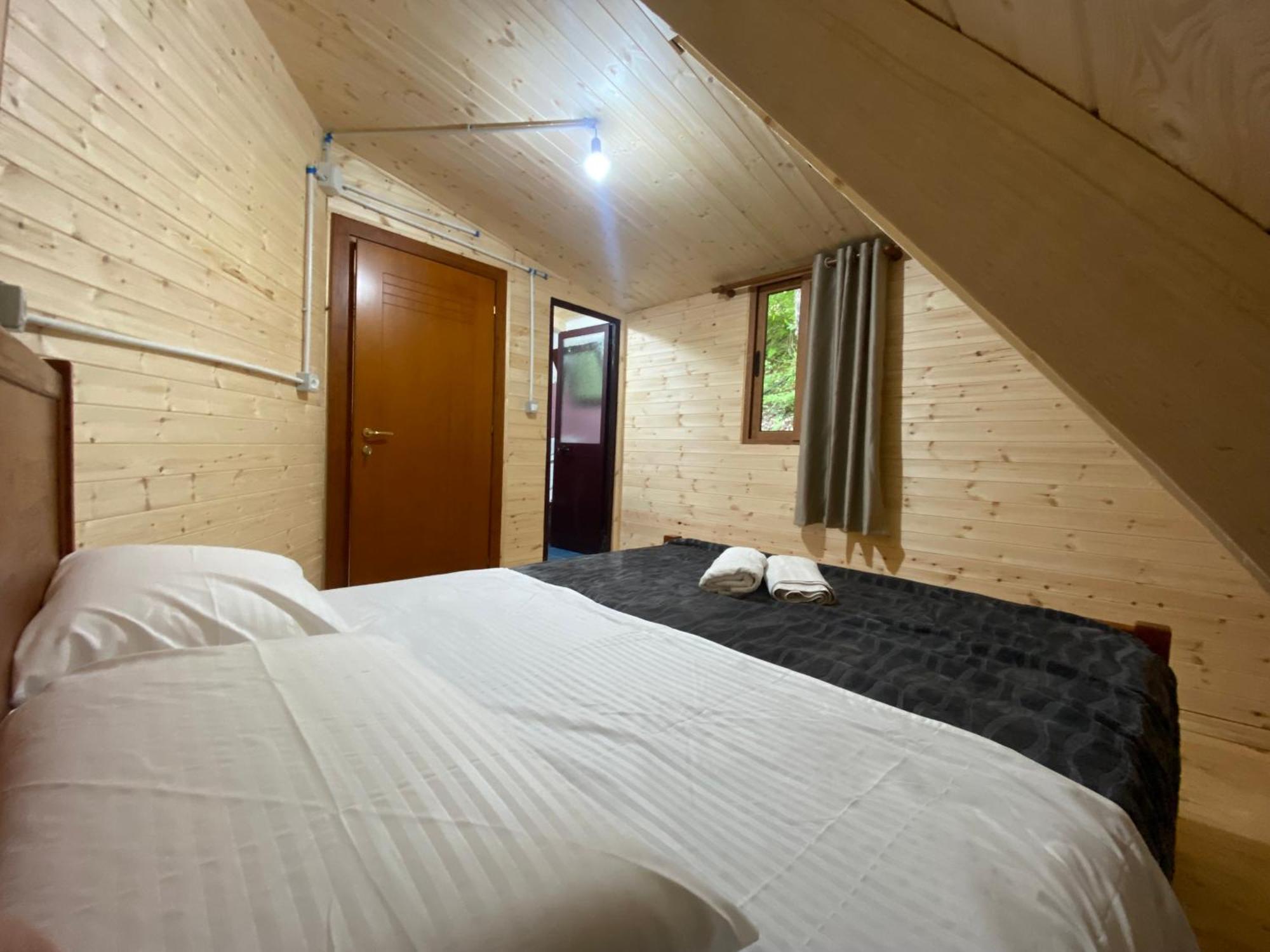 Riverside Komani Hostel *