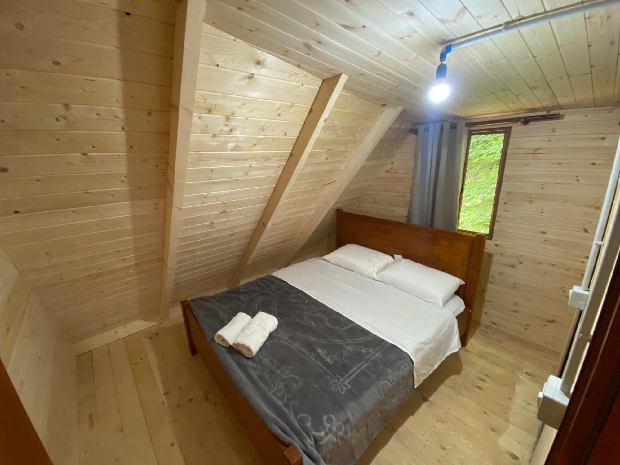 Riverside Komani Hostel *