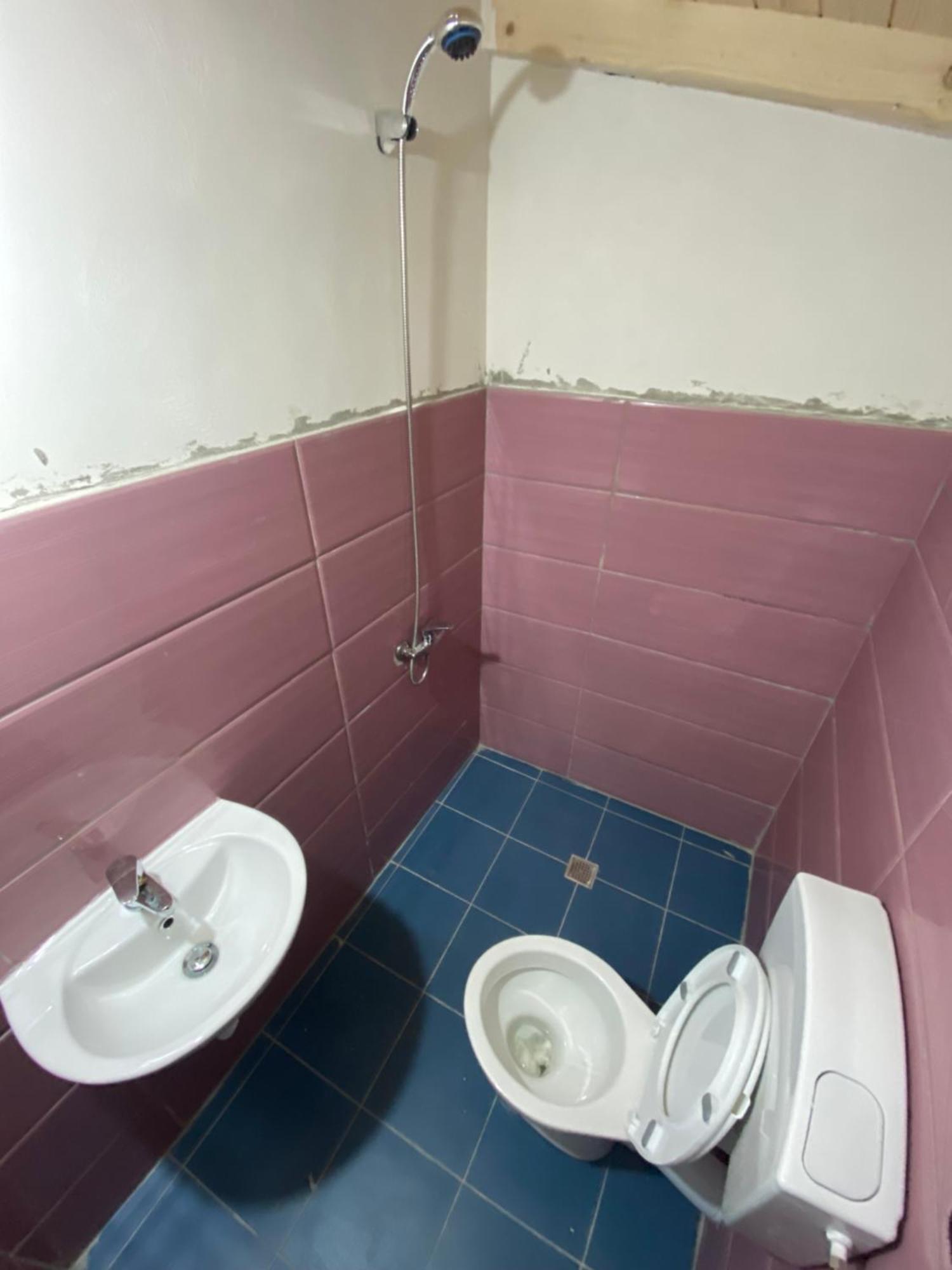 Riverside Komani Hostel *