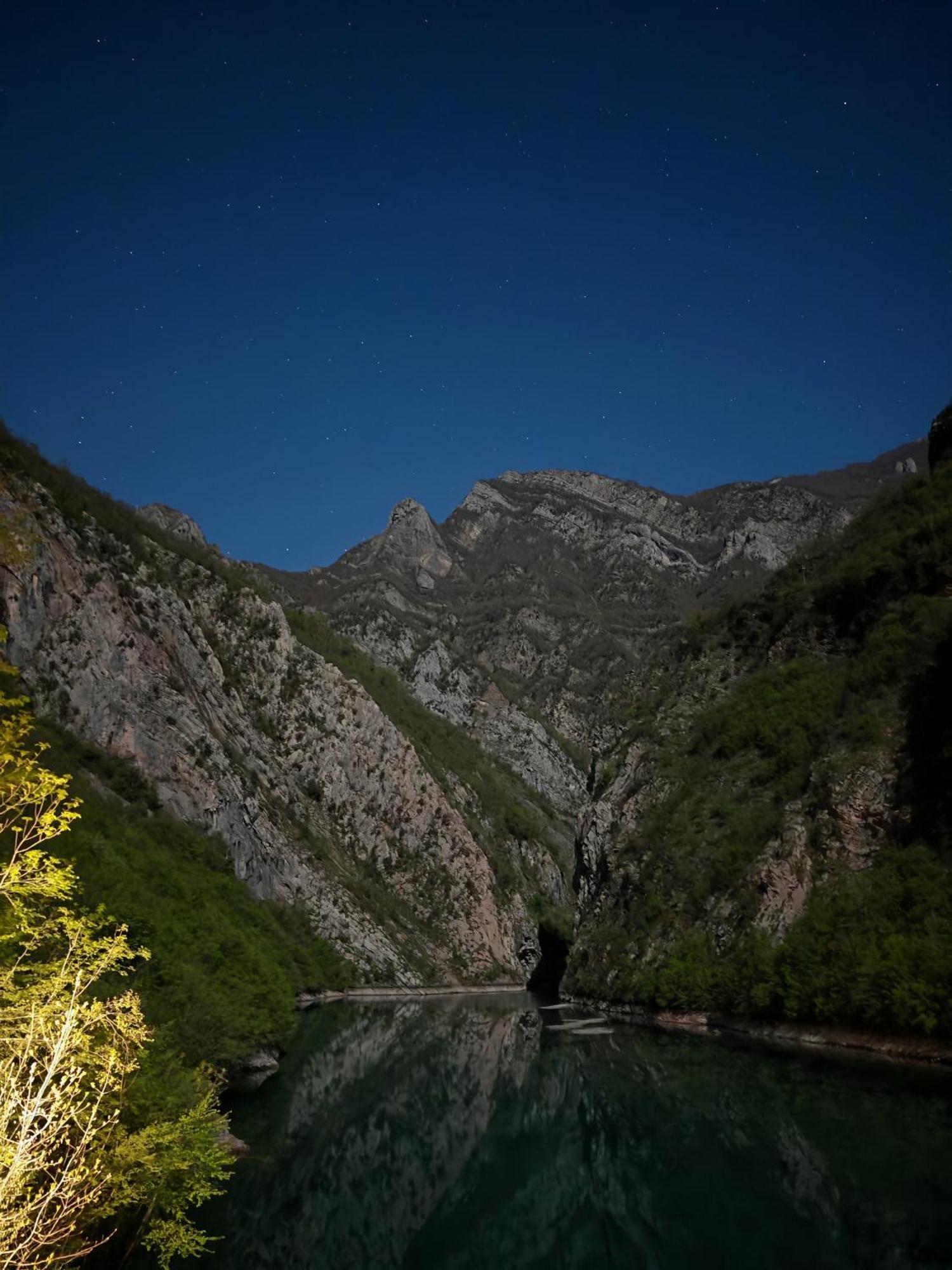 Riverside Komani Хостел Koman