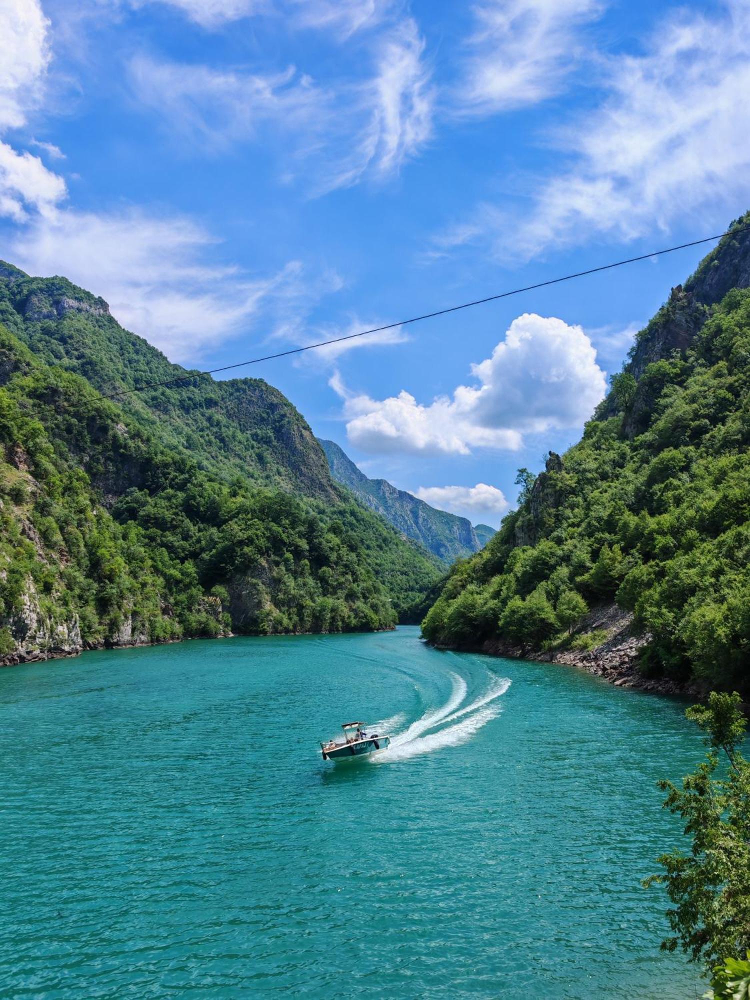 Riverside Komani 旅馆