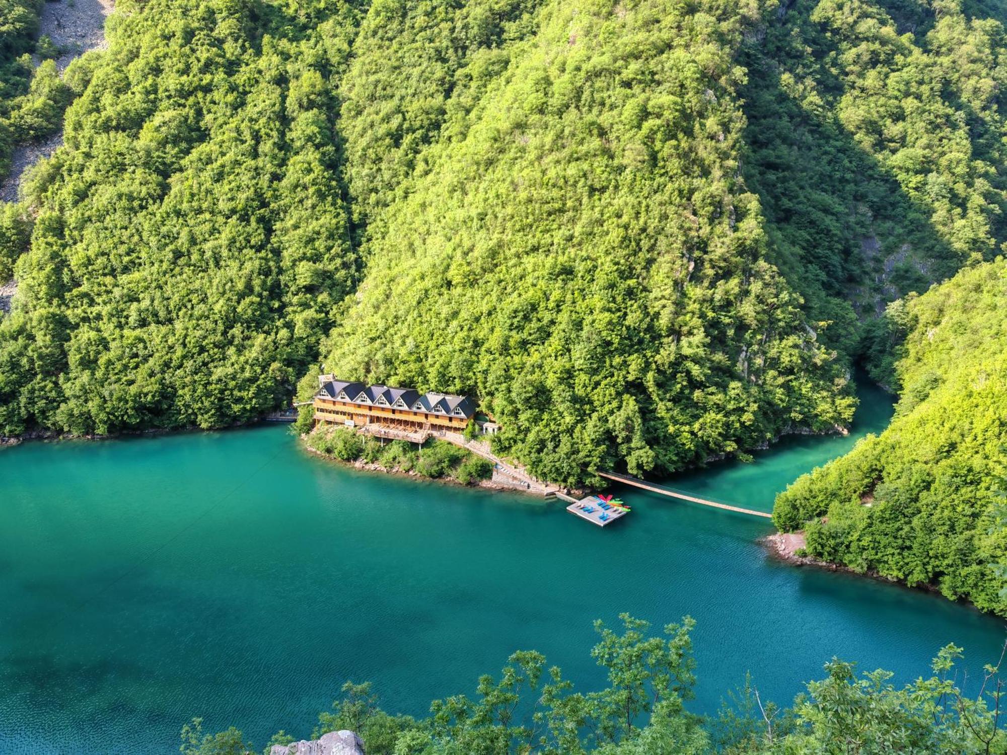 Riverside Komani Хостел *
